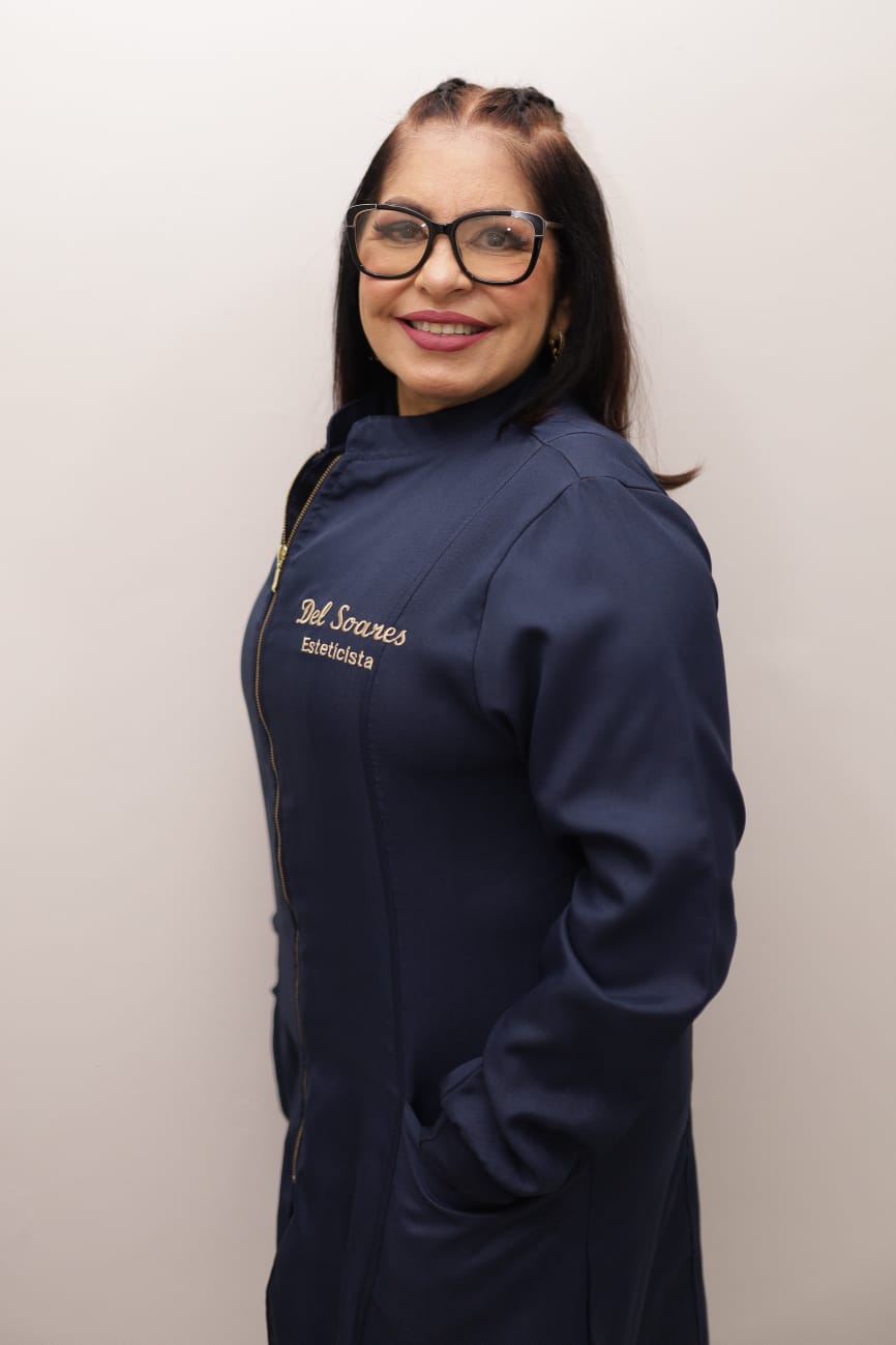 Profissional realizando procedimento estético premium